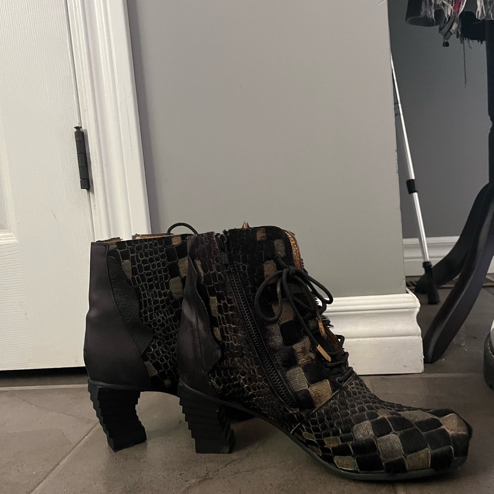 Papucei all leather  booties ..black with tan checks ... sz 40, side zipper ..